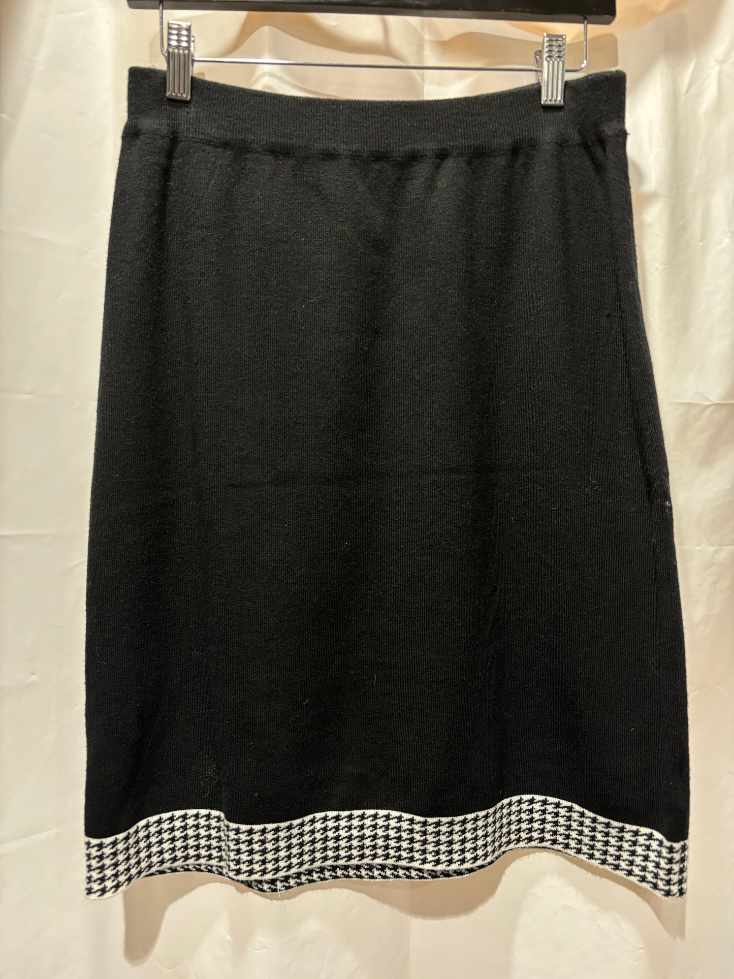 Black Skirt With Houndstooth Pattern Detail