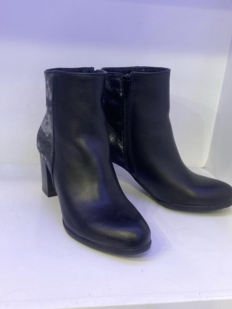 Black Boots With Textured Leather Back