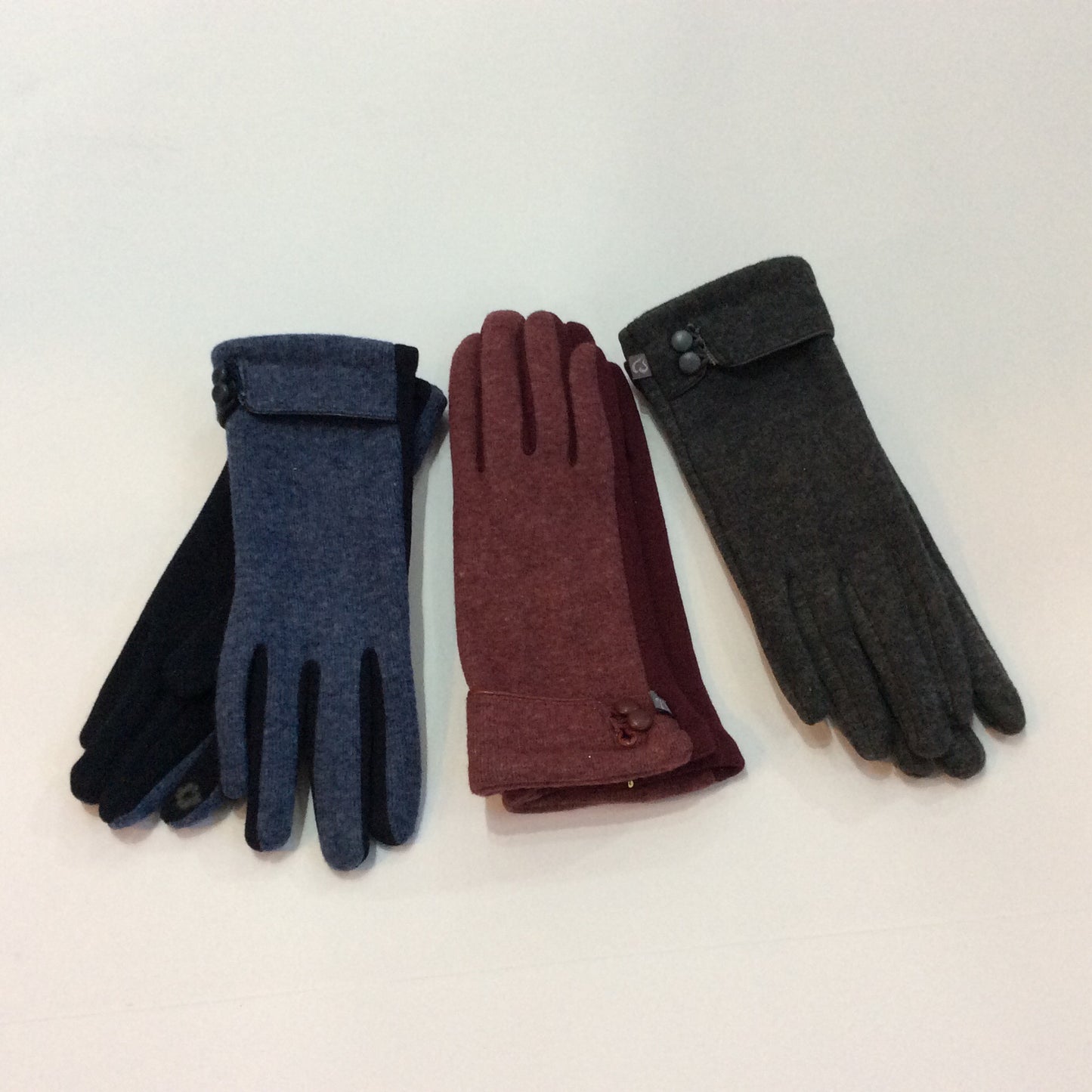 Knit gloves with 2 leather button trim